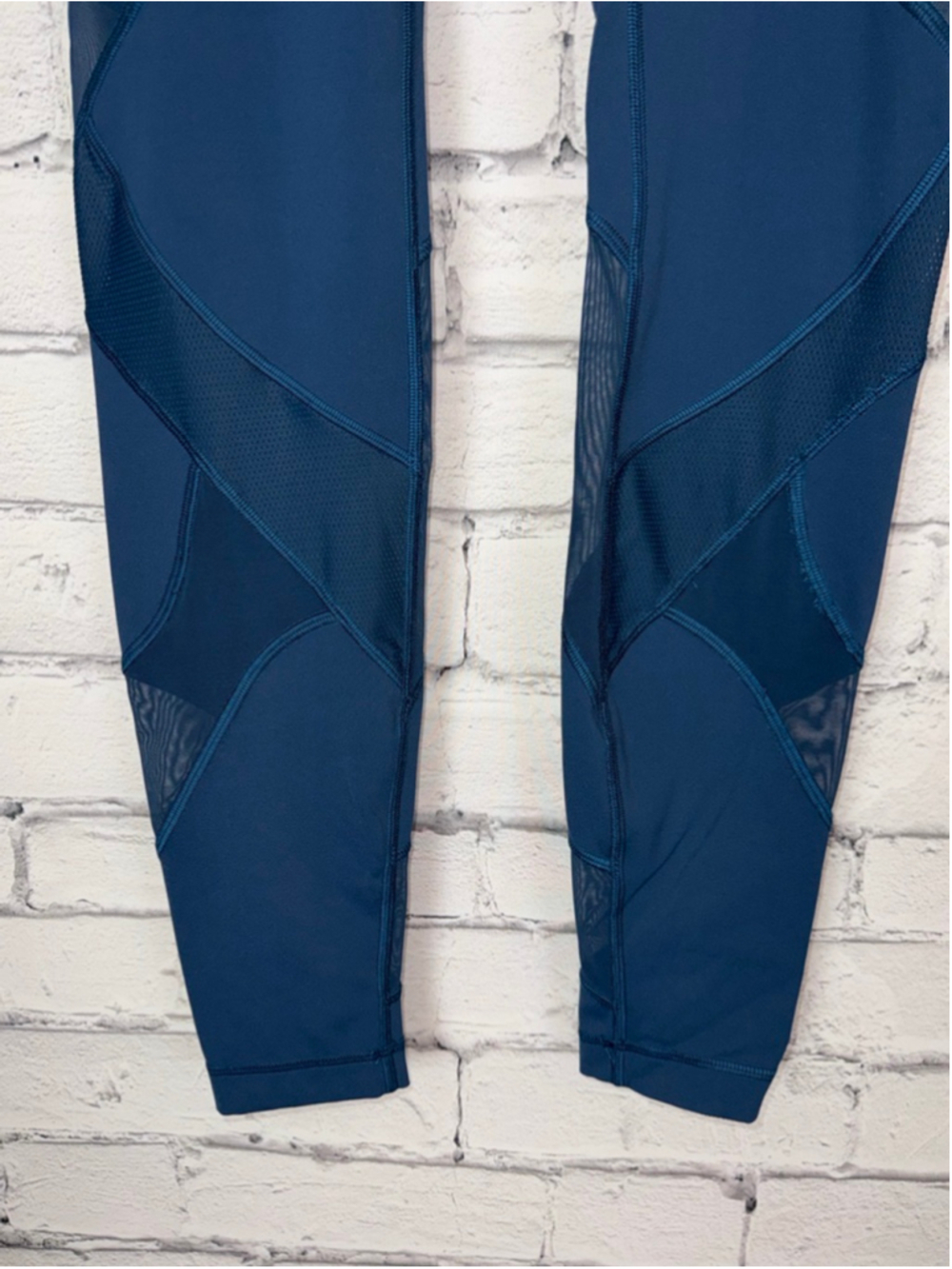 Women's Lululemon High Rise Leggings Mix & Mesh Panels Skull Logo size 6 - Picture 4 of 9